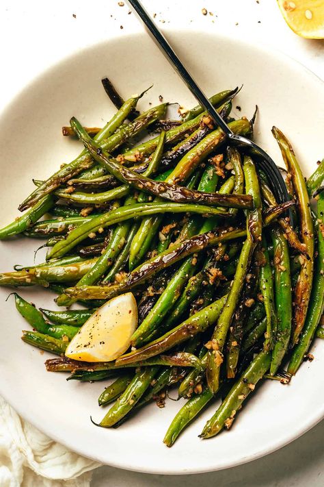 Garlic Green Beans Paleo Green Beans, Oven Green Beans, Garlic Green Bean Recipes, Easy Green Beans, French Green Beans, Lemon Green Beans, Garlic Green Beans, Vegetarian Sides, Vegetable Side Dishes Recipes