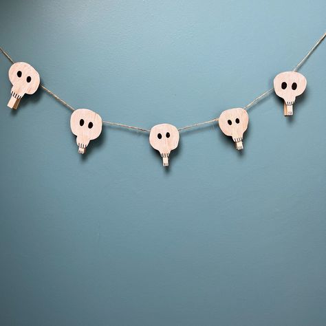 DIY peg Halloween garland! Two ways to make garland with clothes pegs: 1. Pumpkin garland: use the opening end of each peg as the green top of pumpkins. Make sure you glue the openings at the top so they will hang the correct way on the garland. 2. Skull garland: use the pinching part of the pegs to make the skull chins. Make sure you glue it so you can attach the top of the skulls to the string. Other materials you will need: Cardboard Paint makers Googly eyes Twine Hot or strong glue ... Make Garland, Skull Garland, Pumpkin Garland, Cardboard Painting, Clothes Pegs, Halloween Garland, Strong Glue, Googly Eyes, Strongest Glue