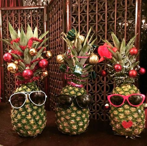 Hawaiian Decorations, Christmas Pineapple, Christmas In July Decorations, Centerpieces Christmas, Pineapple Christmas, Ward Christmas Party, Hawaii Christmas, Florida Christmas, Hawaiian Christmas