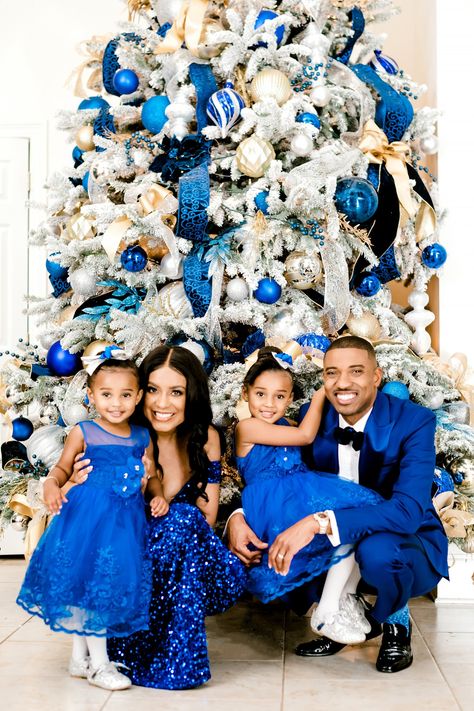 Fall Christmas Pictures Family, Blue Family Christmas Pictures, Blue Christmas Photos Family, Winter Wonderland Family Photoshoot, Photo Shoot Ideas Christmas, Black Family Holiday Photos, Holiday Photo Shoot Ideas, Black Family Christmas Pictures Outfits, Christmas Photo Shoot Ideas