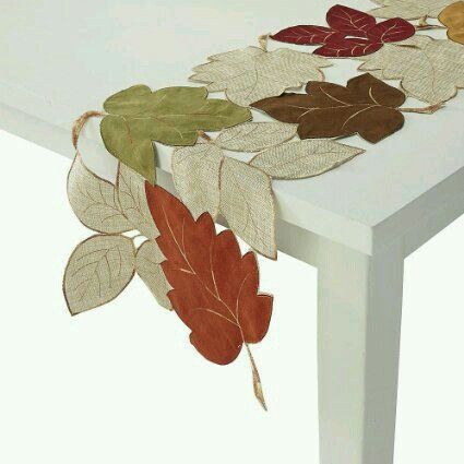 Fall Leaves Table Runner, Taplak Meja Crochet, Leaves Table Runner, Applique Table Runner, Table Runner Diy, Jute Crafts, Wedding Party Table, Lace Table Runners, Table Runners Wedding