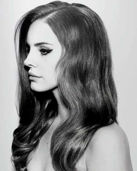 Lana del Rey.   A simple and beautiful look Lana Del Rey Love, Lana Del Rey Vinyl, Lana Rey, Elizabeth Grant, Trip Hop, Dream Pop, I'm With The Band, Lana Del Ray, Indie Pop