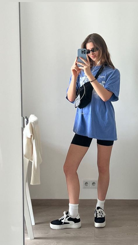 Gym Summer Outfits, Biking Outfit Aesthetic, Bike Shorts Outfit Summer Casual, Road Trip Fits, Sporty Outfits Aesthetic, Edgy Athleisure, Causal Summer Outfit, Bike Shorts Outfit Summer, College Outfits Shorts