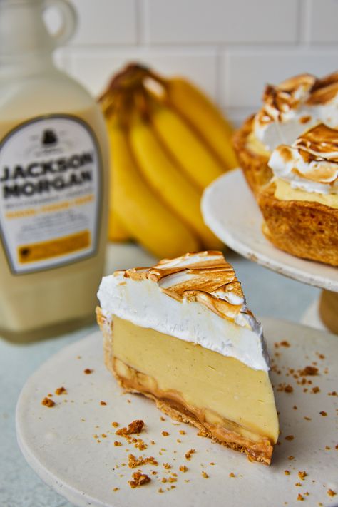 Banana Whiskey Caramel Cream Pie | Southern FATTY Bourbon Banana Cream Pie, Pie Recipes Unique, Classic Pie Recipes, Caramel Cream Pie, Banana Pudding Pie, Whiskey Caramel, Dessert Person, Tart Pie, Dessert Catering