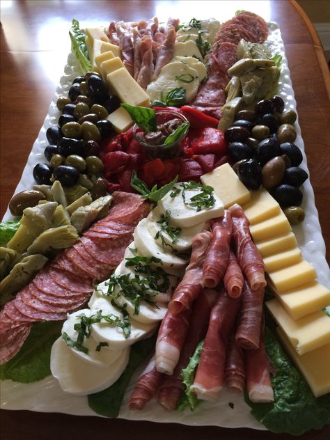 Cold Antipasto Platter, Italian Appetizer Board, Italian Antipasto Platter Ideas, Italian Charcuterie Board Antipasto Platter, Italian Luncheon Ideas, Italian Food For Party, Italian Party Appetizers, Antipasta Platters Italian, Italian Picnic Food Ideas