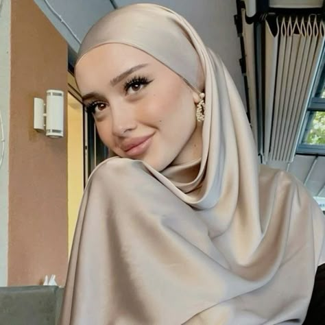 Hijab Makeup Look, Hijabi Makeup Looks, Hijabi Photoshoot, Style Kondangan Hijab, Pretty Hijabi, Hijabi Aesthetic Outfits, Hijabi Makeup, Style Kondangan, Hijabi Mode