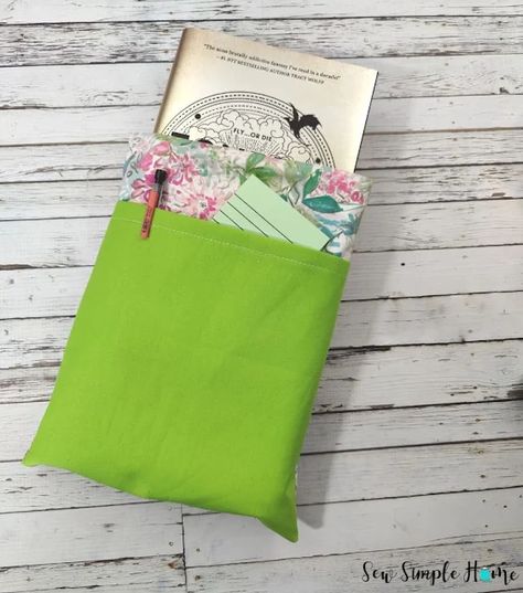 Diy Book Sleeve Free Pattern, Book Sleeve Tutorial, Book Sleeve Sewing, Book Sleeve Sewing Pattern, Book Sleeve Pattern, Sleeve Sewing Pattern, Fat Quarter Projects, Book Sleeves, Easy Books