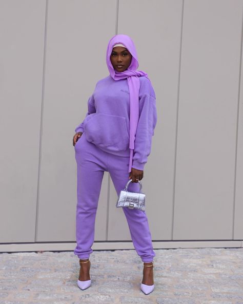 Purple Joggers Outfit, Purple Sweatpants Outfit, Sweatpants Outfit Black, Lilac Sweatpants, Purple Hijab, Modest Streetwear, Outfits Sweatpants, Purple Sweatpants, Purple Joggers