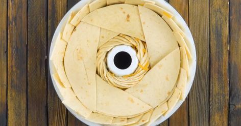 Bundt pans aren’t just for sweets! Fill it w/ tortillas & cheese for delicious meal bursting w/ flavor Chilito Recipe, Bacon Cheeseburger Salad, Taco Braid, Burnt Pan, Cheeseburger Salad Recipe, Tortilla Taco, Cheeseburger Salad, Bundt Pan Recipes, Canned Biscuit