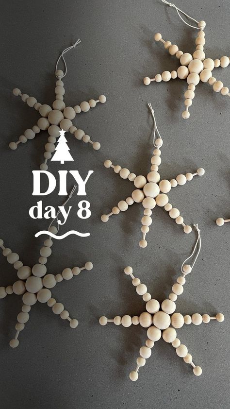 Easy Diy Star Ornaments, Wooden Bead Snowflake, Wood Bead Tree Ornaments, Wooden Bead Star Diy, Easy Star Painting Ideas, Diy Ornaments For Mini Christmas Tree, Christmas Ornaments Made With Wooden Beads, Wooden Bead Decorations, Wooden Beaded Ornaments