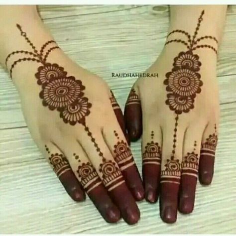 Very Simple Mehndi Designs For Beginners, Mahendi Designs Simple, Floral Mehndi Design, Dulhan Mehndi Design, Floral Mehndi, Easy Mehndi Designs, Inai Pengantin, Designs Mehndi, Tato Henna