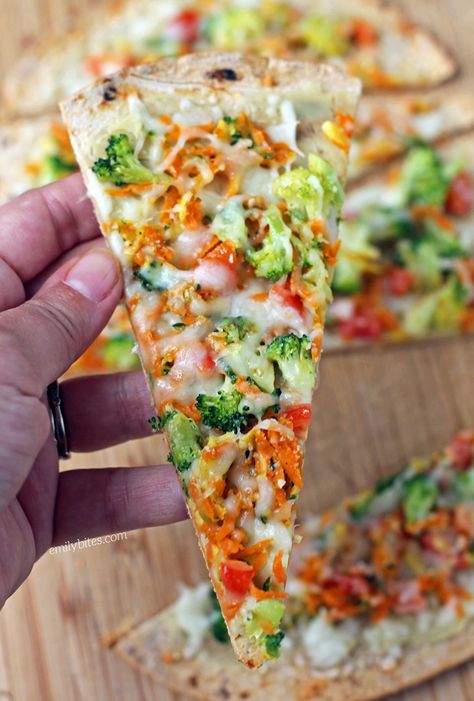 Veggie Lover's Flatbread Ww Pizza, Weight Watcher Pizza Recipe, Ww Pasta, Weight Watchers Pizza, Weight Watchers Vegetarian, Emily Bites, 300 Calorie Meals, Weight Watchers Plan, Delicious Veggies