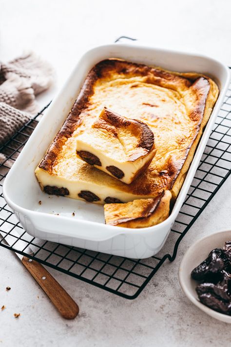 Un grand classique de la pâtisserie bretonne : le Far breton aux pruneaux ! Une texture moelleuse et fondante, très réconfortante. On y ajoute des pruneaux pour le côté fruité et gourmand. Simple et rapide à préparer, on peut facilement le faire à l'avance. Ensuite, il n'y a plus qu'à le couper en carrés et à le partager ! Dessert Breton, French Desserts, Flavor Enhancers, Ceramic Dishes, Cut It, Vanilla Flavoring, A Plus, Other Recipes, Food Design