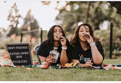 Mother Day Photo, Bff Shoot, Besties Photoshoot, Bestie Shoot, Funny Photoshoot, Mothers Day Photoshoot, Mommy And Me Poses, Aesthetic Mother, Best Friend Session