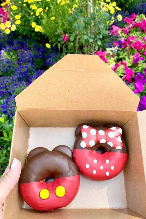 Grand Californian Hotel, Γενέθλια Mickey Mouse, Cake Doughnuts, Mickey And Minnie Cake, Spiderman Invitation, Minnie Cake, Disneyland Food, Disney Treats, Doughnut Cake