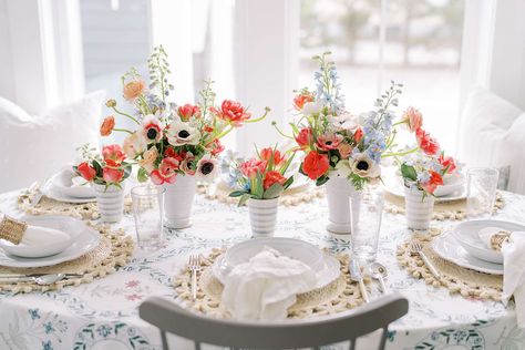 34 Tablescape Ideas That Will Set the Mood in Any Season Ramen Dinner, Brunch Tablescape, Edible Centerpieces, Emily Henderson Design, Formal Dinner Party, Unique Party Themes, Linen Hand Towels, Brunch Table, Spring Centerpiece