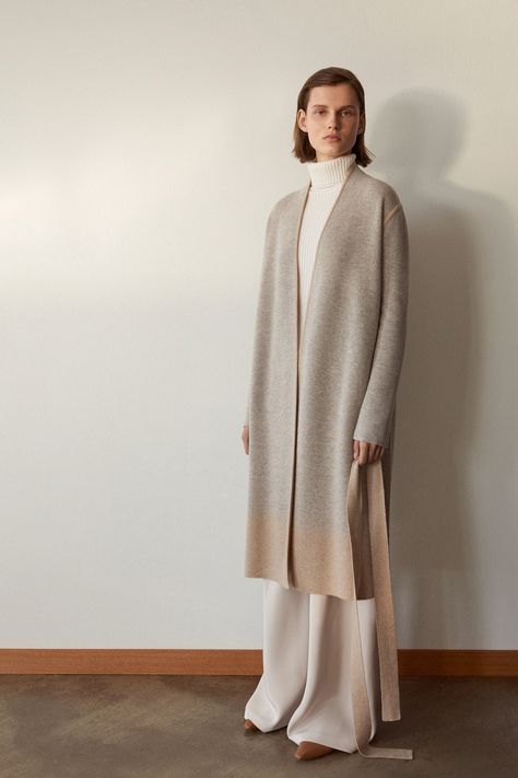 TSE Fall 2018 Ready-to-Wear Fashion Show Collection: See the complete TSE Fall 2018 Ready-to-Wear collection. Look 27 Mode Casual, Knitwear Fashion, Neutral Outfit, Wide Pants, 가을 패션, Fashion Show Collection, Fashion Editorial, Fall 2018, Knit Fashion