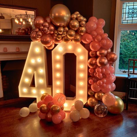 Gold, Blush pink and Copper Balloons. Marquee number garland/ Light up numbers with balloon Garland. 40th Birthday decor Manchester 40th Light Up Numbers, 40 Marquee Numbers, 40th Birthday Balloon Arch, Marquee Numbers With Balloons, Copper Balloons, Granny Party, 40th Birthday Celebration Ideas, 40th Birthday Decor, 40th Birthday Party Themes