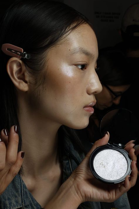 jason wu spring summer 2025 2025 Makeup Trends, Prettiest Makeup, Catwalk Makeup, Lips Photo, Stila Cosmetics, Dramatic Eye Makeup, Pictures Of Things, Cat Eyeliner, Runway Makeup