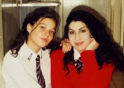 ᴀɴᴀʟɪꜱᴀɴᴅᴏ ᴀᴍʏ on Instagram: “A jovem e inocente Amy Winehouse em seu uniforme da Sylvia Young Theatre School com uma amiga, 1997.🤍” Amy Winehouse Rare Photos, Blake And Amy Winehouse, Young Amy Winehouse, Amy Winehouse Magazine, Amy Winehouse Grammy, Amy Winehouse Unseen, Amy W, Amy Winehouse Style, Theatre School