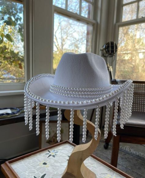 Pearl Cowgirl Hat, Pearl Cowboy Hat, Cowgirl Hat Decorated, Cowgirl Hats Decorated, Cowgirl Halloween Costumes For Women, Decorating Cowgirl Hats, Decorated Cowboy Hats Diy, Different Accessories, Decorating Cowboy Hats