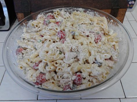 Gluten-Free Chicken Pasta Salad Awesome Pasta Salad, Pasta Salad With Pepperoni, Gluten Free Pasta Salad Recipes, Salad With Pepperoni, Chicken Caesar Pasta, Tomato Pasta Salad, Caesar Pasta, Pasta Salad Ingredients, Easy Pasta Salad Recipe