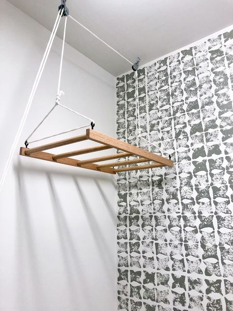 Diy Laundry Pulley System, Laundry Pulley System, Diy Hanging Drying Rack, Pully System Ideas Diy, Diy Pulley System, Laundry Room Hanging Ideas, Diy Drying Rack, Laundry Room Hanging, Diy Clothes Drying Rack