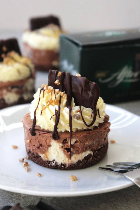 After eight cheesecake After Eight Cheesecake, Sleep Food, Cheesecake Ideas, Small Cheesecakes, Layer Cheesecake, Mint Desserts, Mint Cheesecake, Idea Business, Food Vibes