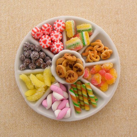 Shay Aaron's Realistic Miniature Food. - Art is a Way Candy Platter, Kue Macaroon, Food House, Barbie Food, Doll Food, Dollhouse Food, Tiny Food, Salty Snacks, Polymer Clay Miniatures