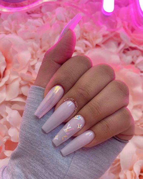 Shuey Cortez💅 on Instagram: “LV💎💕 stickers from @nail.junkiee 🥰 Color #111 from @riyathai87 #lvnails #louisvuittonnails #nudenails #iridescentnails #holonails…” Branded Nails, Lv Stickers, Summa Nails, Holo Nails, Ombre Acrylic Nails, Glamour Nails, Fall Acrylic Nails, Long Acrylic Nails Coffin, Bling Acrylic Nails