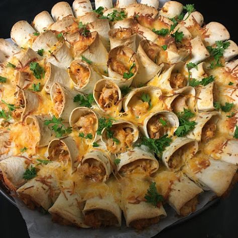 -Blooming Quesadilla Ring : - Delish Grandma's Recipes Blooming Quesadilla Ring, Blooming Quesadilla, Quesadilla Ring, Layered Dip Recipes, Seven Layer Dip, Happy Cooking, Taco Casserole, Cooking Chicken To Shred, Chicken Quesadillas