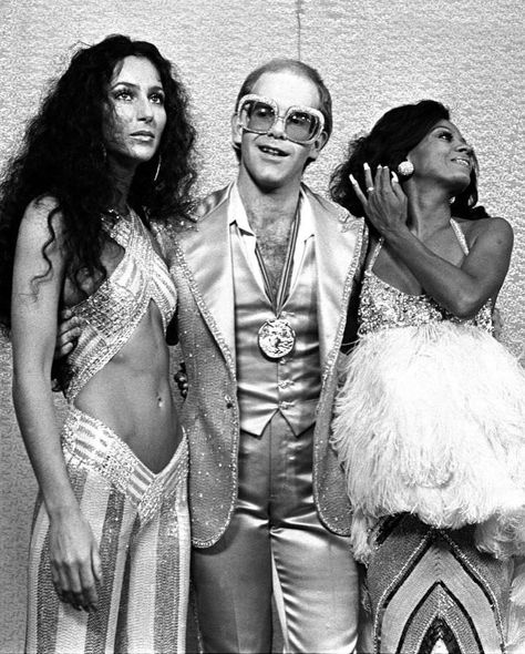 A SLICE OF HISTORY on Instagram: “Studio 54 #1970s . #asliceofhistory #history #vintage #vintagefashion #vintagestyle #styleicon #retro #retrofashion #70s #cher #dianaross…” Ross 1975, Cher And Elton John, Studio 54 Party, Simpson Art, Carmen Miranda, Lady Antebellum, The Kinks, Grace Jones, Rugs Modern