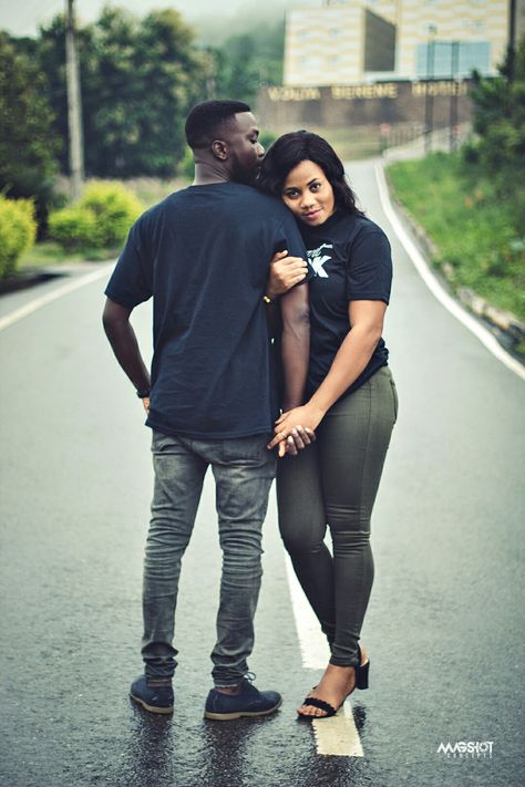 Tall And Short Couple Photoshoot, Short Man Couple Poses, Couple Photo Tall And Short, Couple Poses Photography Tall Guy, Tall Man Short Woman Couples Photography, Photoshoot Photography, Good Poses, Kissing Couples, Best Photo Poses