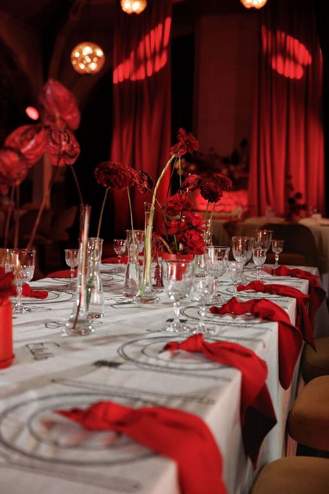 red decor and flowers for a rich and timeless wedding reception Valentines Wedding Decor, Red Roses Decor, Red Reception Decor, Red Wedding Ceremony, Red Aesthetic Wedding, Wedding Decor Red, Elegant Wedding Red Roses, Red Event Decor, Modern Red Wedding