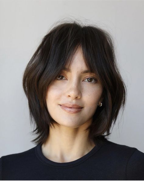 Curly Wolfcut, Shiny Black Hair, Wolfcut Hair, Straight Black Hair, Wolf Cut, Hair Texture, Short Hair With Bangs, Short Bob Hairstyles, Brunette Hair