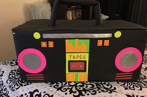 Boom box !!!! I made this for my sister party, Diy Boom Box Prop, Diy Boombox Prop 80s Party, Boombox Prop, 80s Classroom, 90s Party Ideas, Fall Festival Decorations, Grease Party, Ideas Birthday Card, 80s Party Decorations