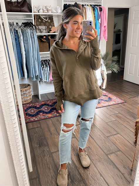 Sweater With Sandals Outfit, Women’s Cute Casual Outfits, Cute Winter Outfits 2023 Women, Womens Mom Jeans Outfit, Womens Clogs Outfit, Women’s Birkenstock Clogs, Mommy Fall Outfits, Fall 2024 College Outfits, Clog Shoe Outfit