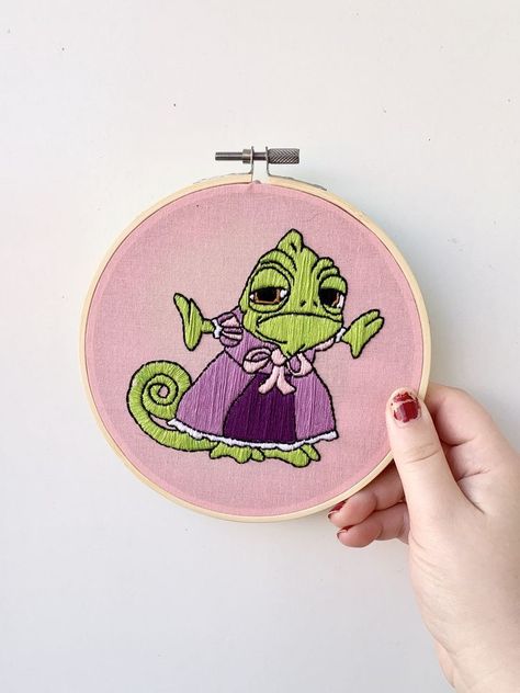 Embroider Ideas, Embroidery Stitches Beginner, Disney Embroidery, Diy Embroidery Patterns, Basic Embroidery Stitches, Handmade Embroidery Designs, Hand Embroidery Projects, Creative Embroidery, Cute Embroidery