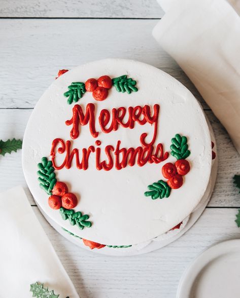 Wishing you all a very Merry Christmas from everyone at Lark! Crismas Cakes Ideas Easy, Round Christmas Cake Designs, Cake Decorating Ideas Christmas, Christmas Cake Decorating Ideas, Christmas Cake Decorating, Easy Christmas Cake Recipe, Merry Christmas Cake, Professional Cake Decorating, Decorating Ideas Christmas