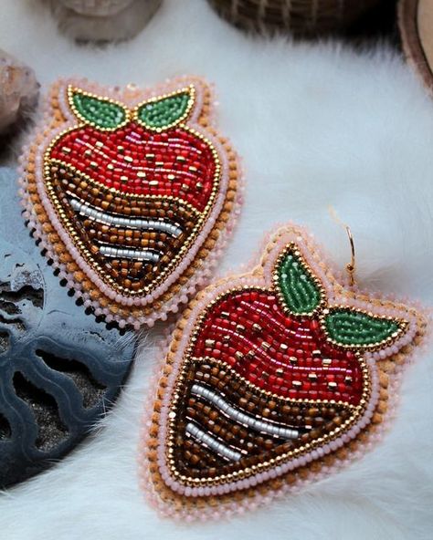 Beaded Strawberry Pattern, Caribou Tufting, Beaded Strawberry, Indigenous Crafts, Flat Earrings, Beautiful Beaded Earring, Dipped Strawberries, Native Beading Patterns, Native Crafts