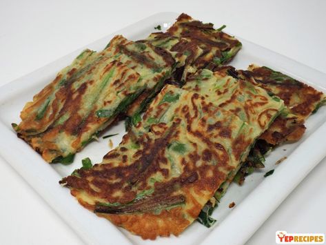 Chive Pancake, Korean Garlic, Soy Dipping Sauce, Dip Sauce, Korean Side Dishes, Garlic Chives, Savory Pancakes, Egg Roll Recipes, Cracker Recipes