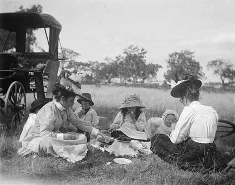 State Library Of Victoria, Victorian Life, Portrait Vintage, Vintage Picnic, Edwardian Era, A Picnic, Vintage Portraits, Beach Picnic, Bw Photo