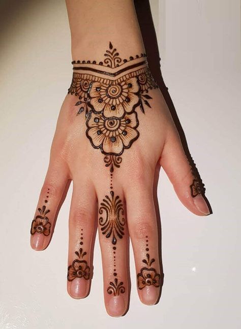 Henna Designs Kids, Mehandi Design Simple, Henna Motive, Simple Henna Designs Hand, New Mehndi Design, New Mehndi, Arabic Henna Designs, Henna Inspired Tattoos, Simple Mehndi Design