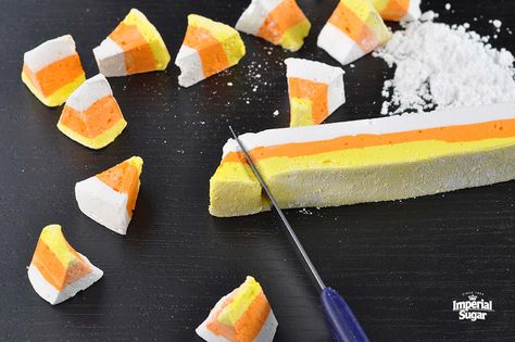 Soft and pillowy, the yellow, orange and white candy corn marshmallows are festive and fun. Plus they are corn-syrup free! Monster Marshmallows, Halloween Marshmallows, Pretty Pastries, Candy Corn Recipe, Mint Patties, Cadbury Crunchie, Crunchie Bar, Orange Food Coloring, Homemade Snickers