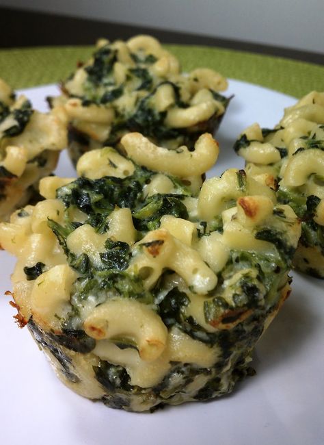 Macncheese Recipe, Mac And Cheese Muffins, Spinach Mac And Cheese, Resep Pasta, Muffin Tin Recipes, Cheese Muffins, Cheese Bites, Mac Cheese, Idee Pasto Sano