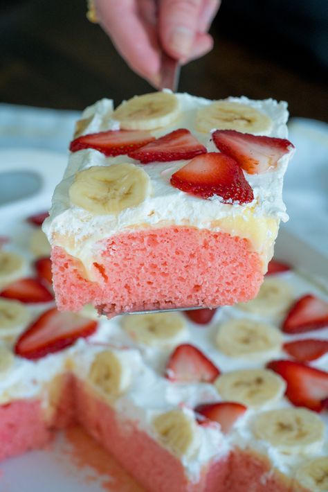 Strawberry Banana Poke Cake, Strawberry Poke Cake With Pudding, Banana Strawberry Cake, Strawberry Banana Cake Recipe, Strawberry Banana Cake, Banana Poke Cake, Strawberry Banana Cakes, Pan Desserts, Instant Banana Pudding