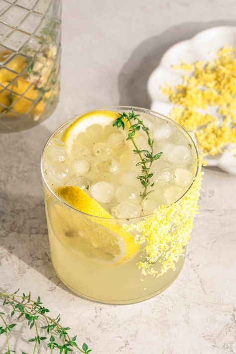 The perfect refreshing alcohol free drink for a hot Summers day. My Lemon Thyme Mocktail recipe is quick and easy to make and so delicious. Mocktails Non Alcoholic Healthy, Mocktails Aesthetic, Thyme Mocktail, Summer Wellness, Virgin Cocktails, Alcohol Free Drinks, Lemon Thyme, Lemon Drink, Herb Seasoning