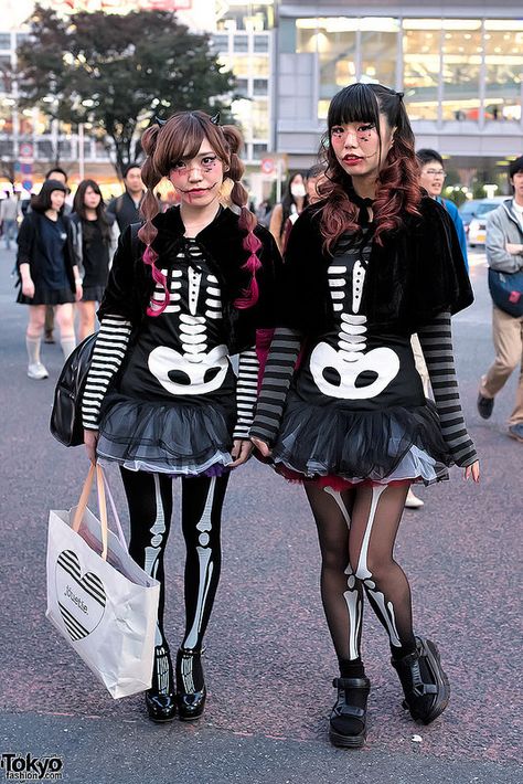 Halloween Costumes in Shibuya from Tokyo Fashion Amine Cosplay, Halloween Harajuku, Harajuku Halloween, Goth Couture, Harajuku Street Fashion, Japanese Fashion Harajuku, Tokyo Style, Couples Fashion, Extreme Fashion