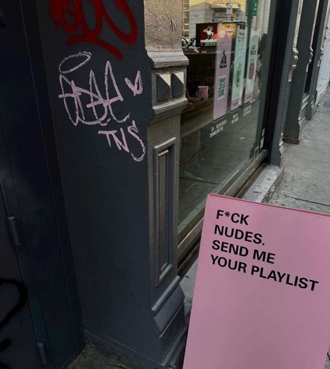 Send Me Your Playlist, Soho Nyc Aesthetic, New York Friends, Apple Outfit, Manhattan Aesthetic, Aesthetic Clean Girl, Green Aura, Travel Nyc, Queens Nyc