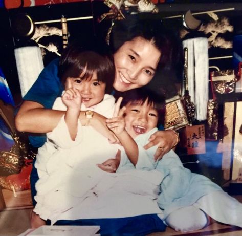 Cute Childhood Pictures, Rich Asian Family Aesthetic, Asian Household Aesthetic, Asian Family Aesthetic, Japanese Childhood, Fish Tank Film, Western Family Photos, Asian Mother, Asian Family